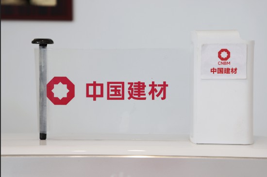 图为30微米柔性可折叠玻璃。王晓飞 摄