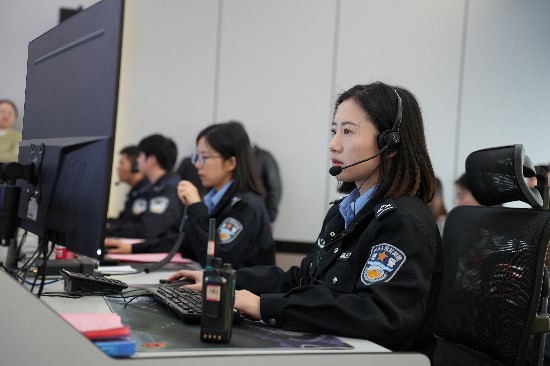接线员正在处理警情。（人民网记者王锐摄）