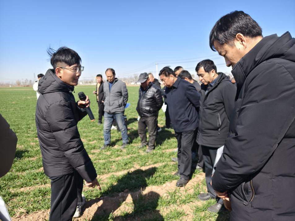 科技小院的“学生专家”（左一）。受访者供图