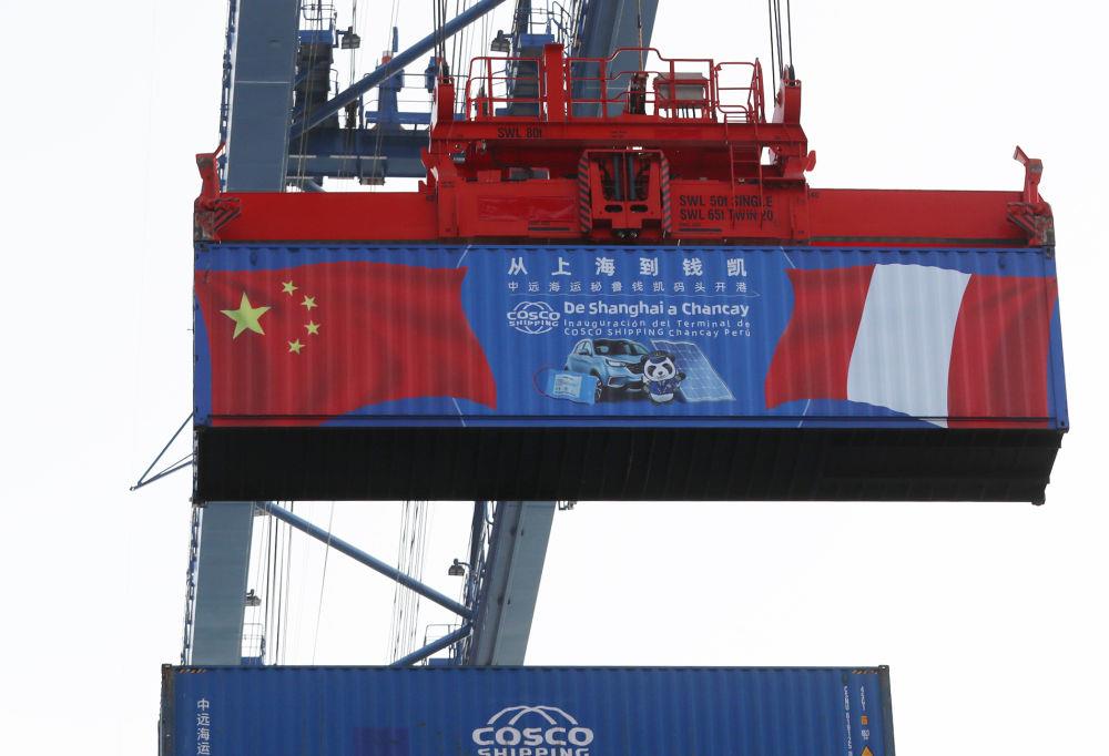 2024年11月14日,在秘鲁首都利马以北的钱凯港,岸边智能化设备吊装集装箱。