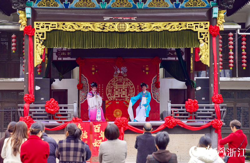 越剧表演正在热闹上演。人民网记者 郭扬摄