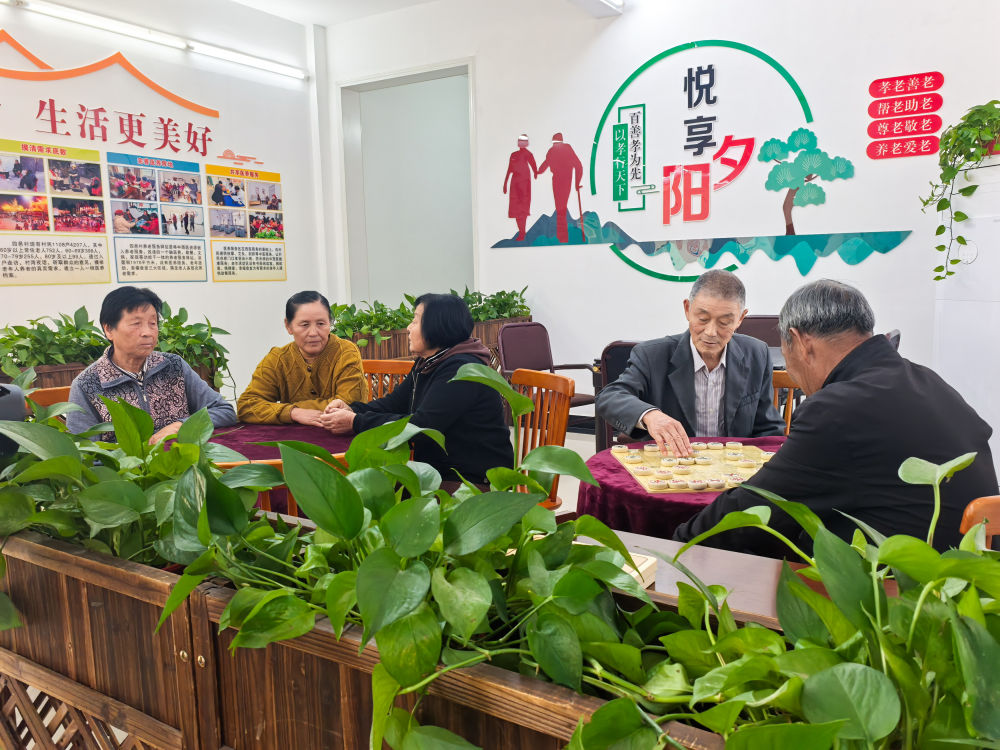 这是2024年11月5日拍摄的湖北省咸宁市嘉鱼县潘家湾镇四邑村养老服务驿站一角。新华社记者 肖艺九 摄