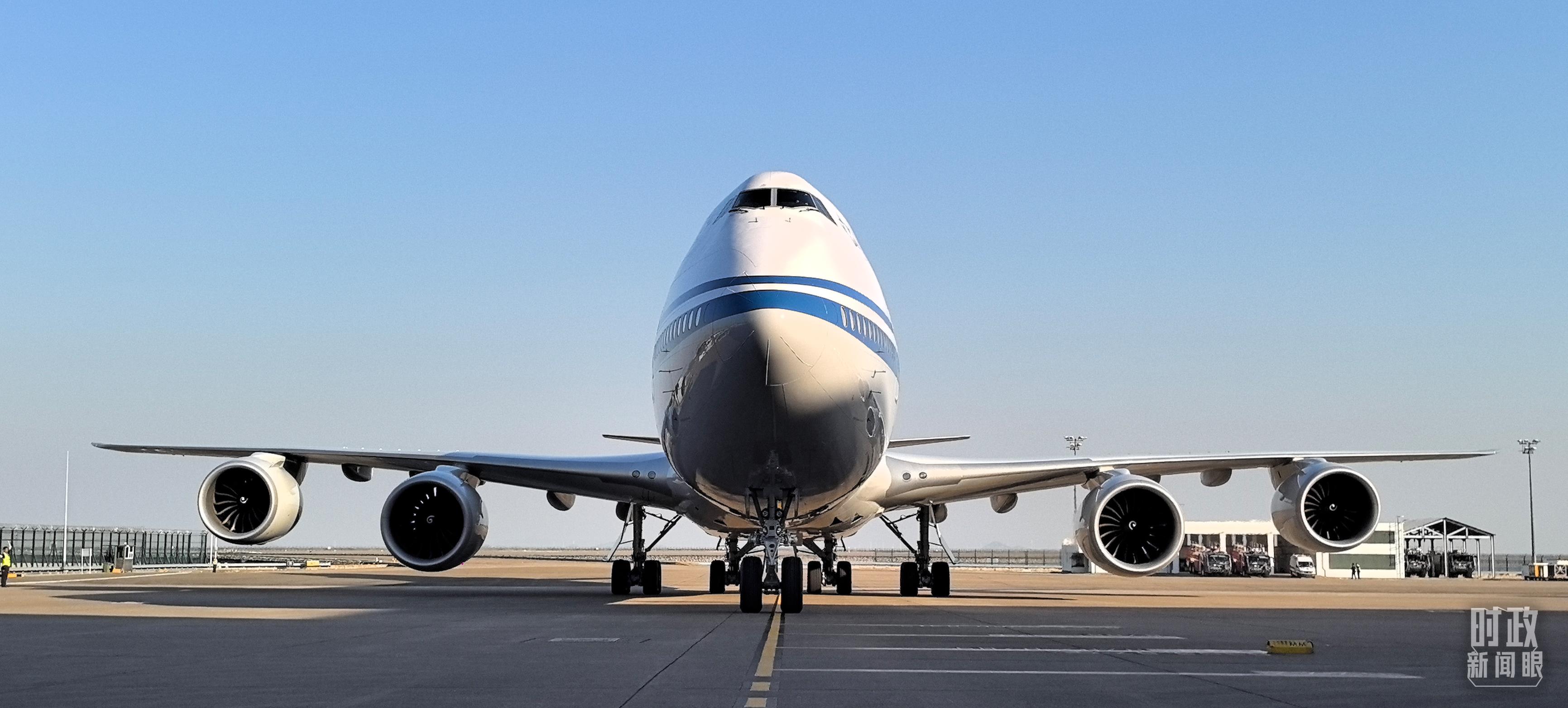 △习主席专机抵达澳门国际机场。(总台央视记者王子杭拍摄)