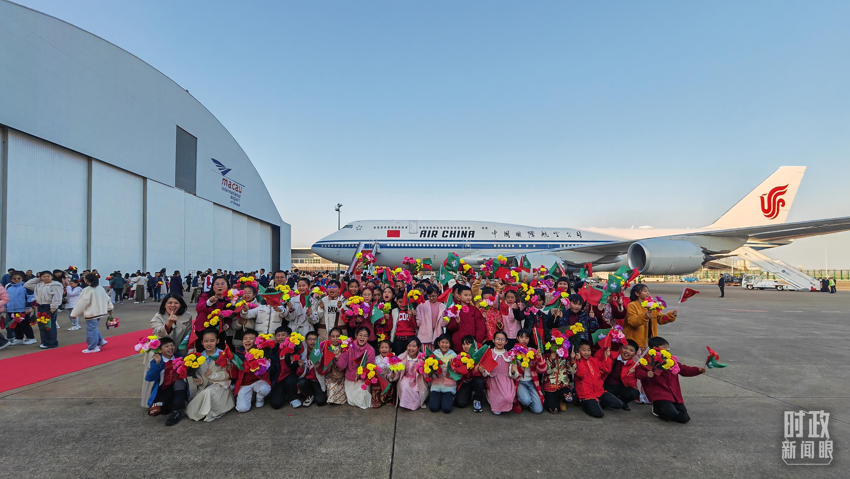 △欢迎仪式后,欢迎人群合影留念。(总台央视记者刘琦拍摄)