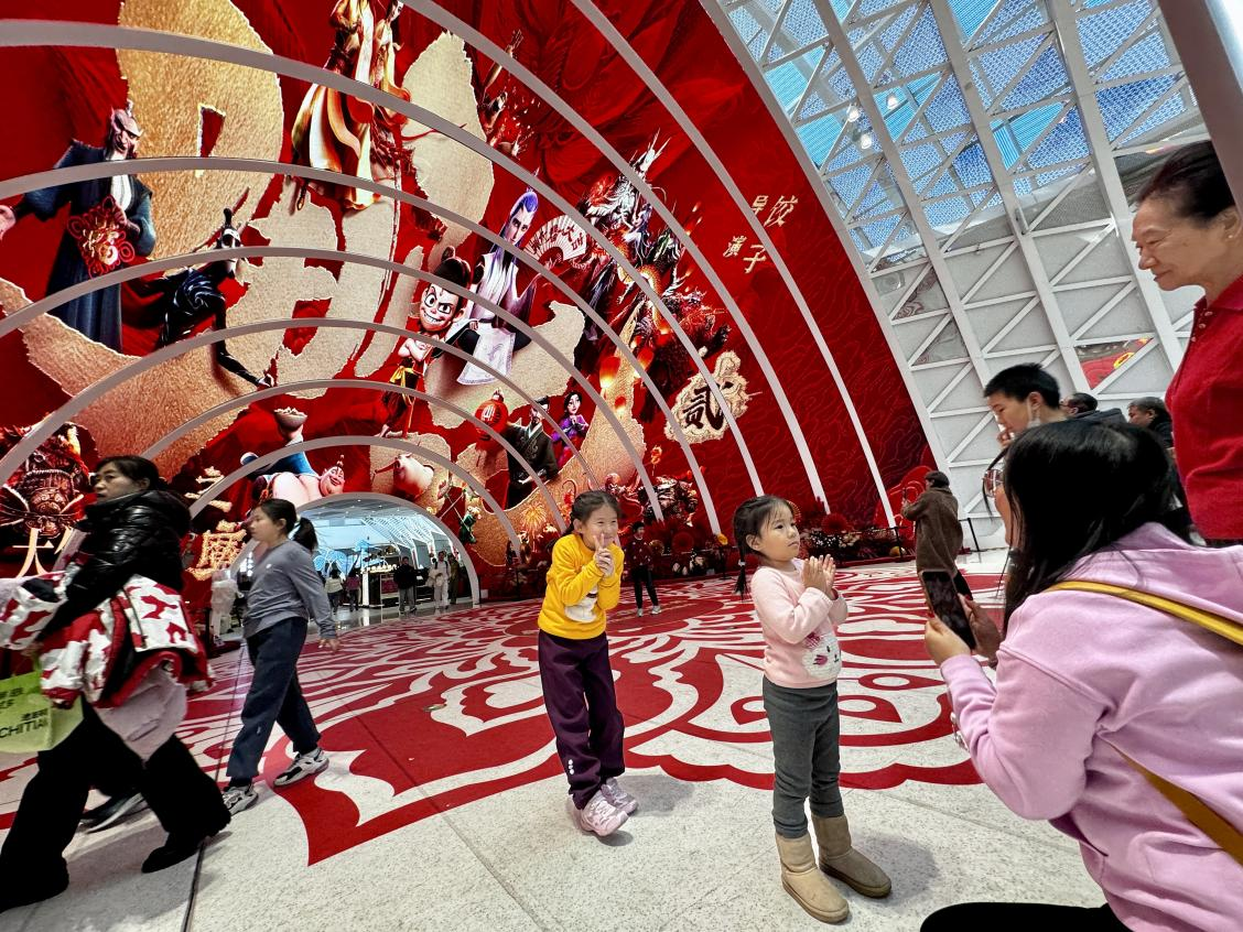 乙巳蛇年春节期间,影迷在《哪吒之魔童闹海》巨幅海报前拍照打卡。