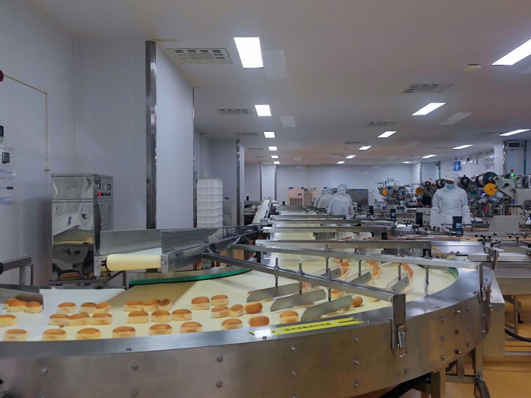盼盼食品5G智慧工厂小面包生产线。中国证券报记者 杨洁 摄