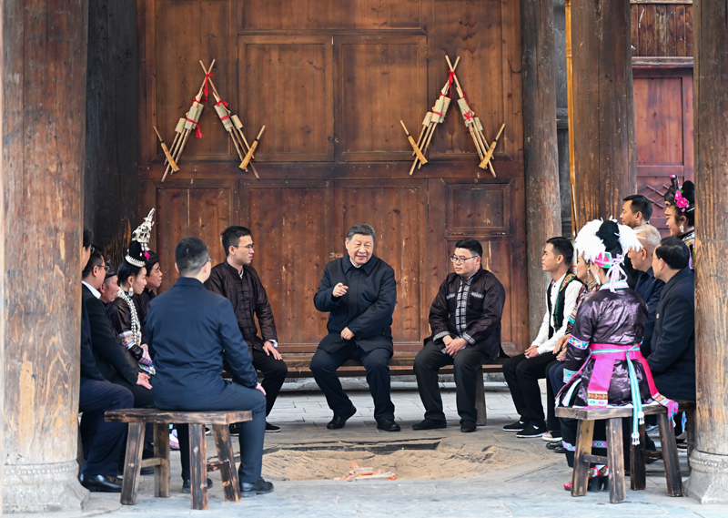 △3月17日下午，习近平总书记在贵州黔东南州黎平县肇兴侗寨考察时，在信团鼓楼同村干部和村民代表围坐在火塘边，共话乡村全面振兴。