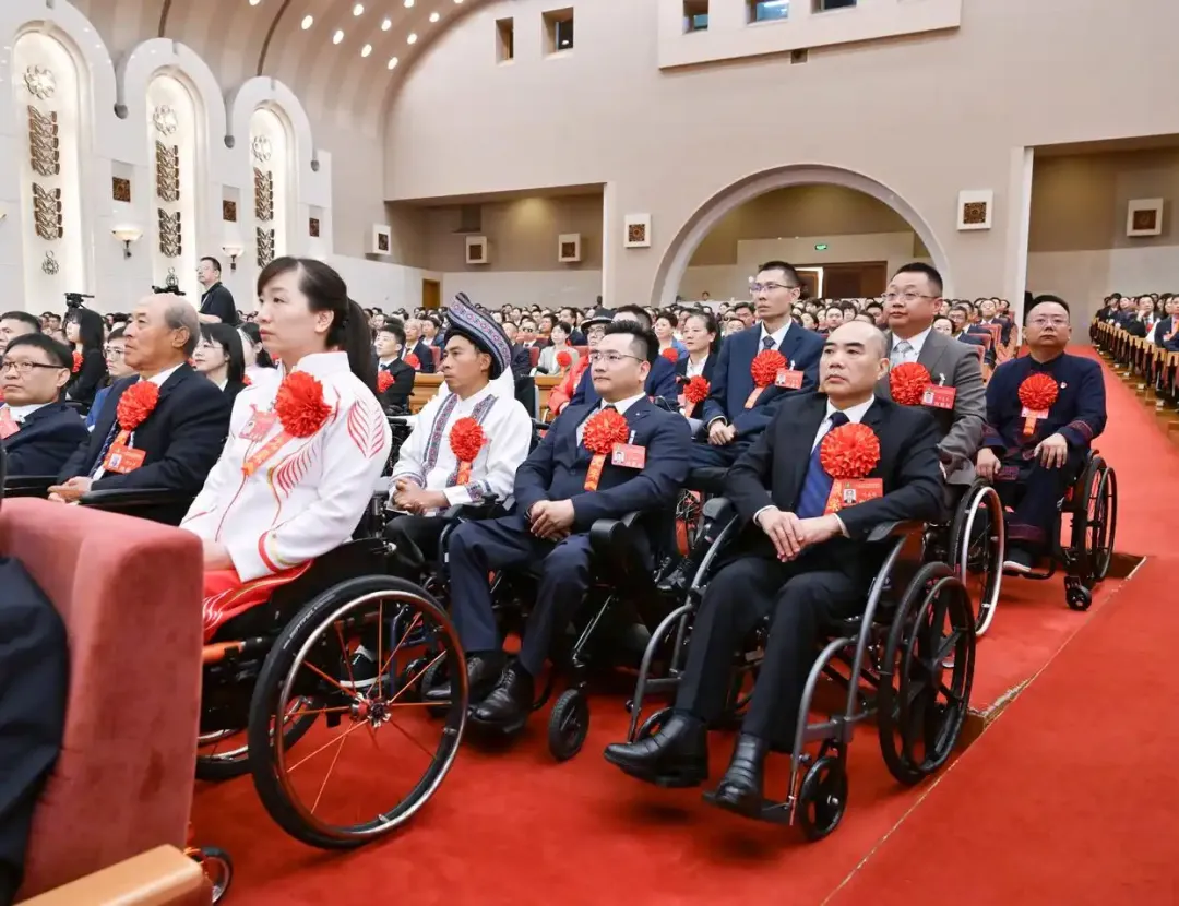 2025年5月16日，第七次全国自强模范暨助残先进表彰大会在北京召开。大会表彰了200名“全国自强模范”、200个“全国残疾人工作先进集体”和60名“全国残疾人工作先进个人”。