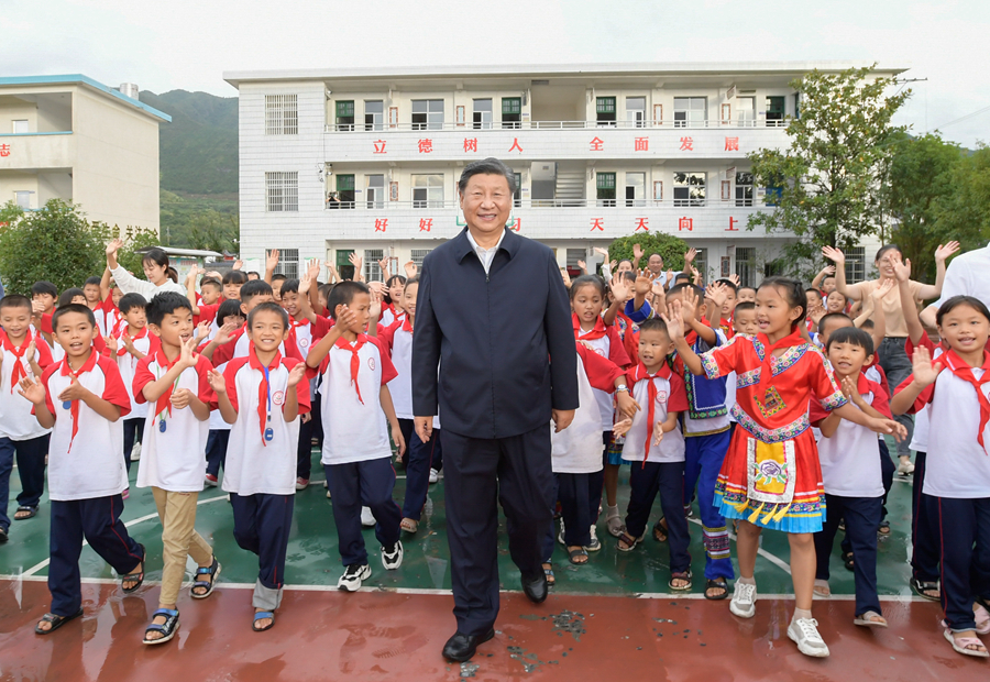 2020年9月16日，在湖南郴州市汝城县文明瑶族乡第一片小学，师生们簇拥着习近平总书记步出校园。新华社记者 李学仁 摄