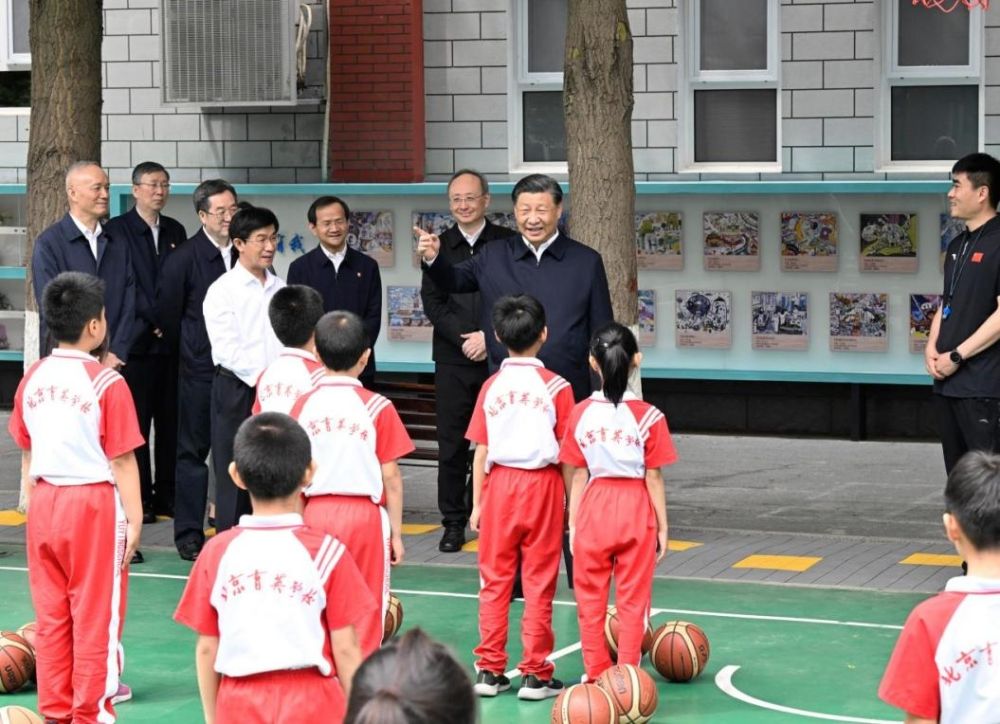 2023年5月31日上午，习近平总书记来到北京育英学校看望慰问师生，在篮球场同正在上体育课的小学生们亲切交流。新华社记者 申宏 摄