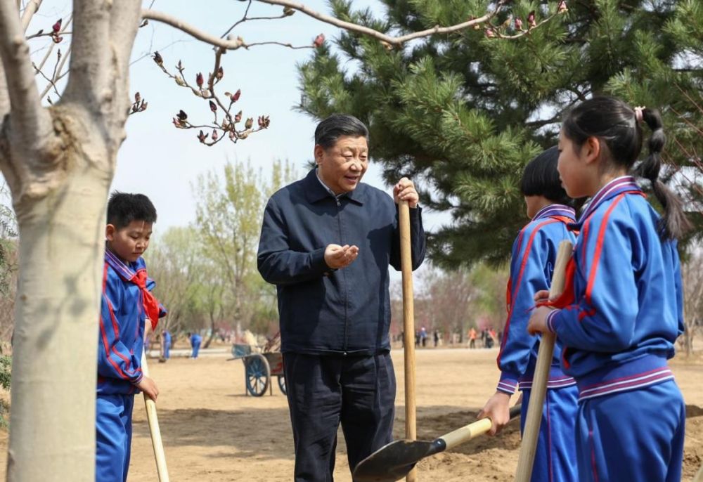 2019年4月8日，习近平总书记参加首都义务植树活动。这是习近平总书记同少先队员在一起。新华社记者 鞠鹏 摄