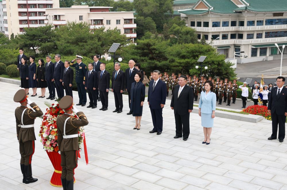 新华图讯丨习近平和彭丽媛参谒中朝友谊塔 新华图讯丨习近平和彭丽媛参谒中朝友谊塔