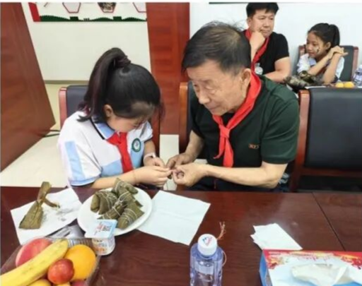 “红领巾映军徽·粽香传家国情”主题活动举行 https://www.nmgsb.com.cn/uploads/other/20260617/20260617774f320d19d542c4921fb5218638d6de_202606171104486436rId4image1.png